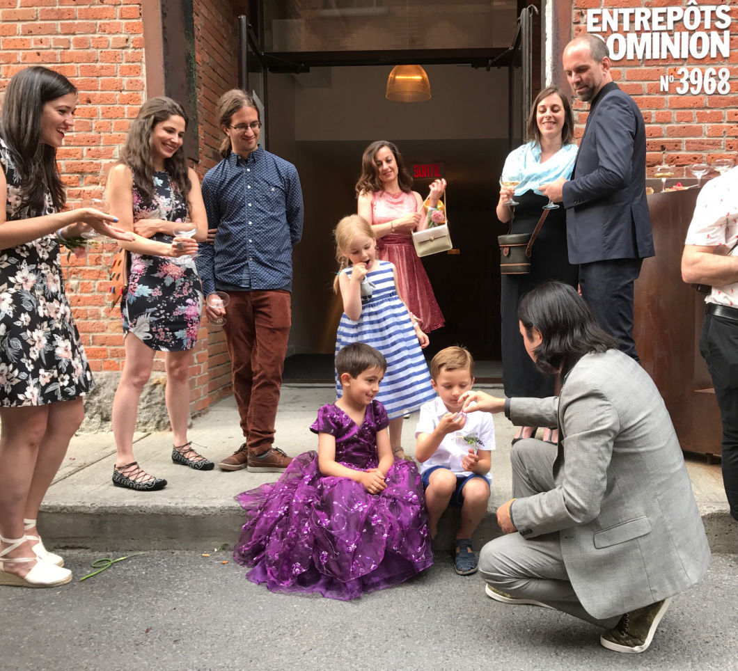 Magicien Yan avec enfant dans un mariage