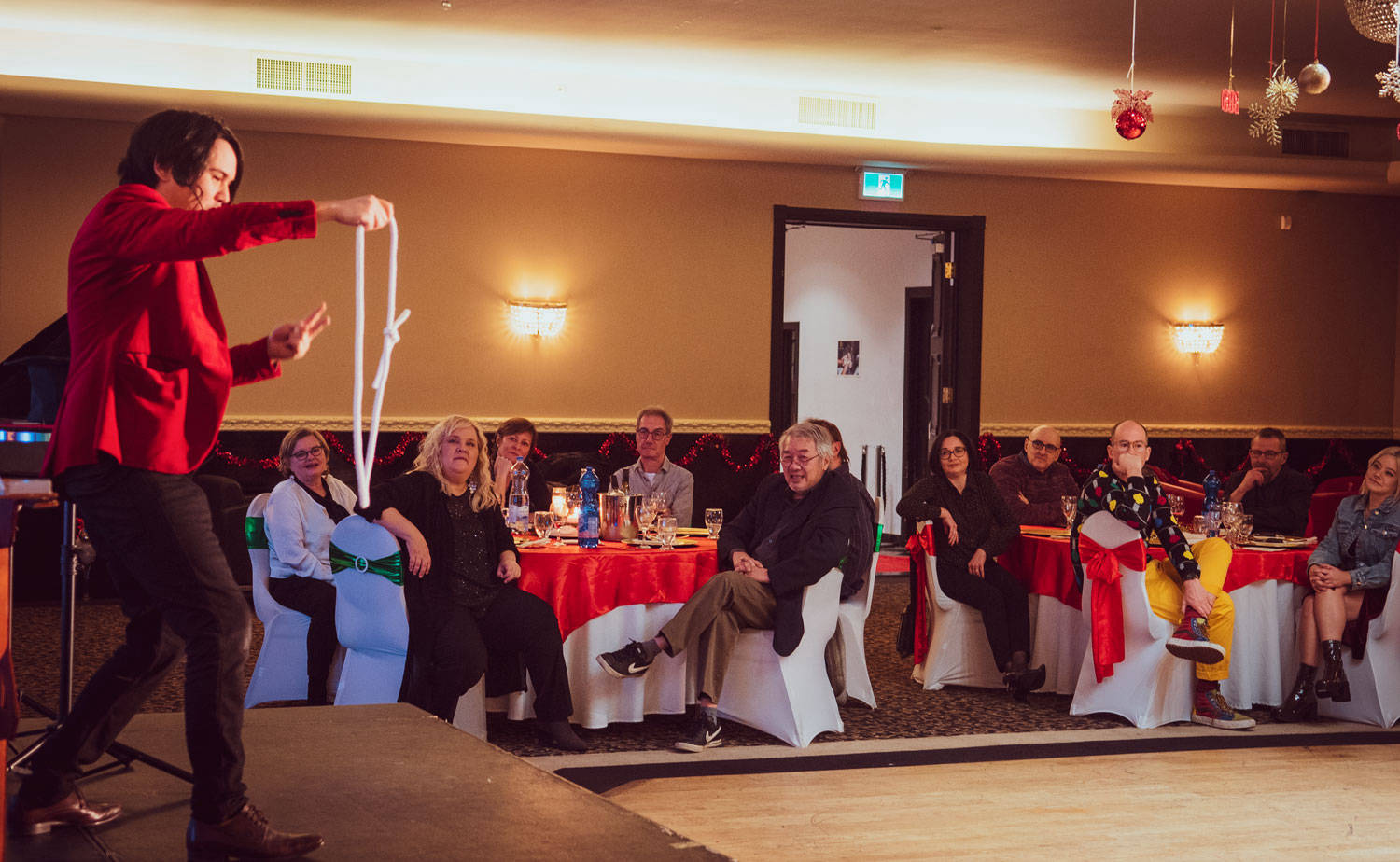 yan le magicien dans un banquet